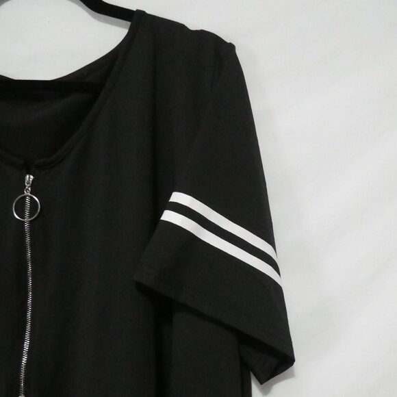 SHEIN - Curve | 2XL | Black Short Sleeve Top With White Stripes and Zipper - Picture 5 of 13
